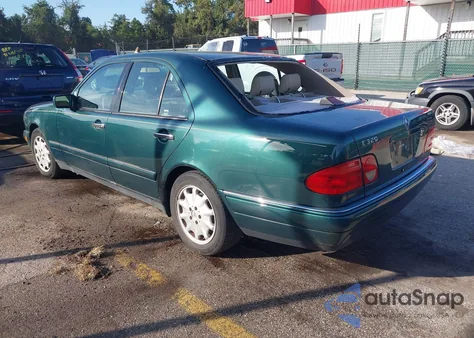 1998 Mercedes-Benz E 320 из США, поврежденный, VIN WDBJF65F6WA676179